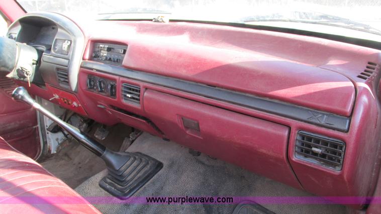 image for item I3108 1996 Ford F350 XL bucket truck