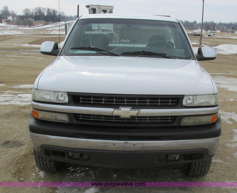 image for item I4065 1999 Chevrolet Silverado 1500 pickup truck