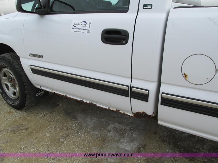 image for item I4065 1999 Chevrolet Silverado 1500 pickup truck