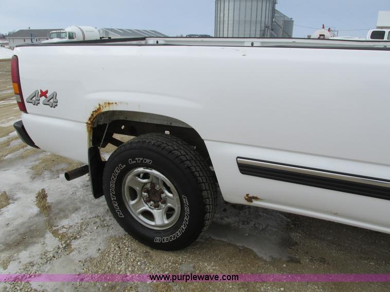 image for item I4065 1999 Chevrolet Silverado 1500 pickup truck