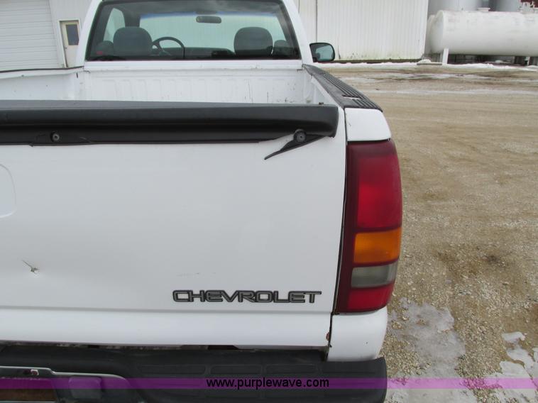 image for item I4065 1999 Chevrolet Silverado 1500 pickup truck