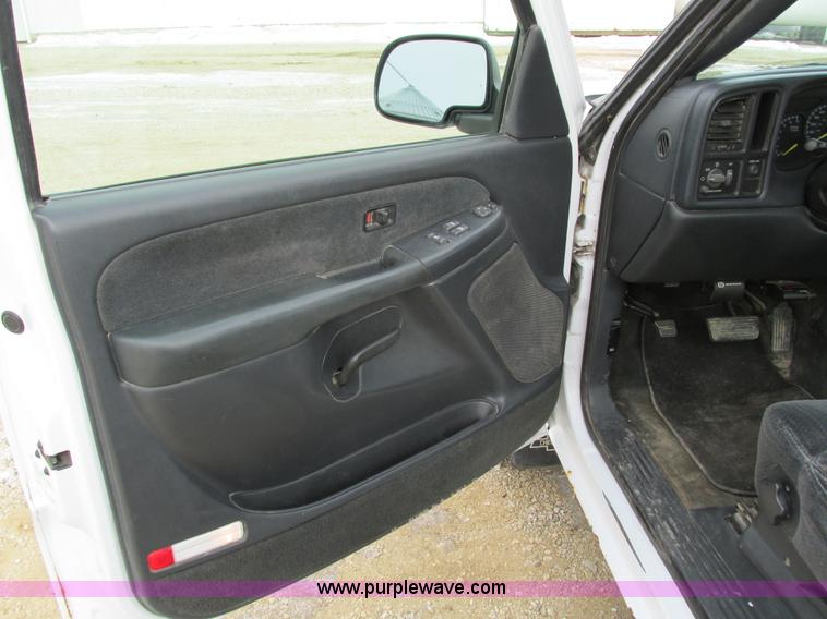 image for item I4065 1999 Chevrolet Silverado 1500 pickup truck