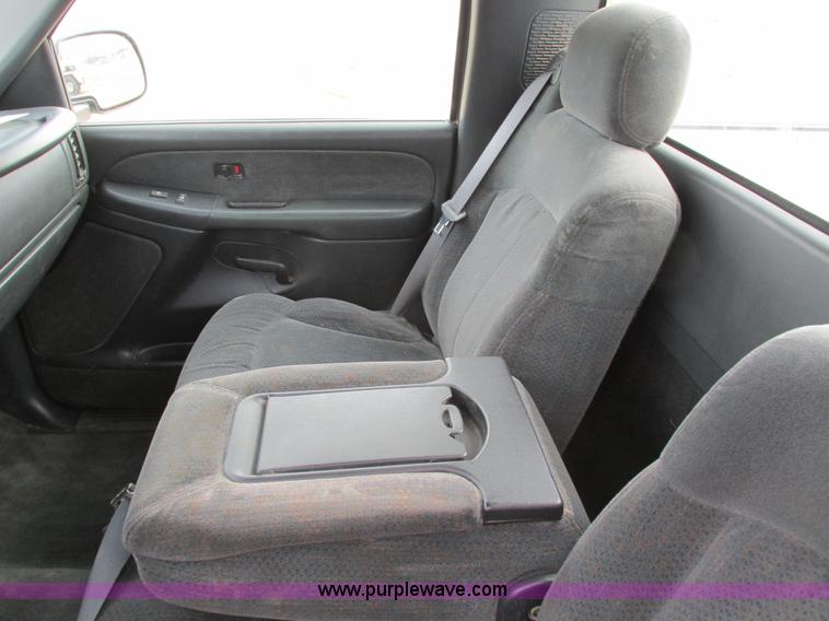 image for item I4065 1999 Chevrolet Silverado 1500 pickup truck