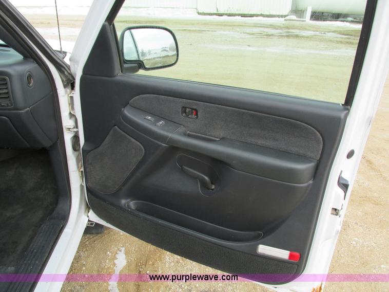 image for item I4065 1999 Chevrolet Silverado 1500 pickup truck