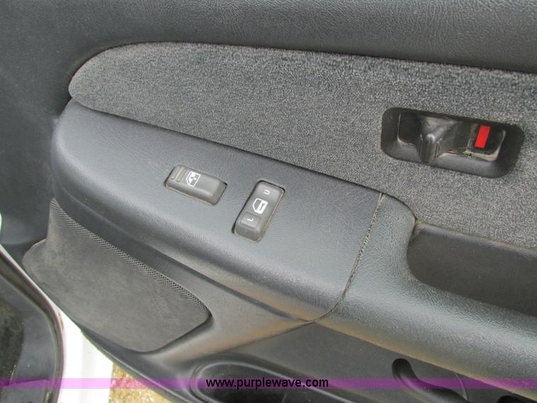 image for item I4065 1999 Chevrolet Silverado 1500 pickup truck