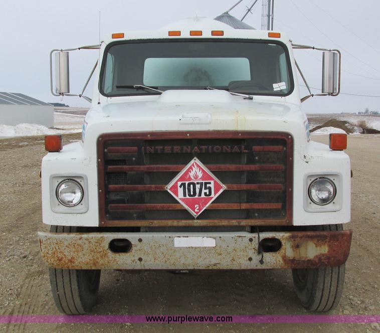 image for item I4067 1986 International 1754 propane delivery truck