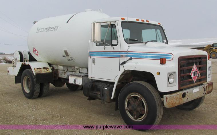 image for item I4067 1986 International 1754 propane delivery truck