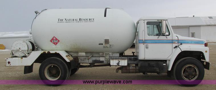 image for item I4067 1986 International 1754 propane delivery truck