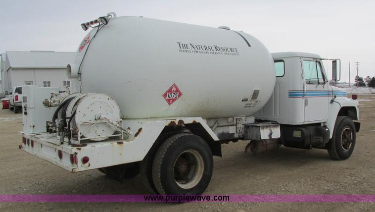 image for item I4067 1986 International 1754 propane delivery truck