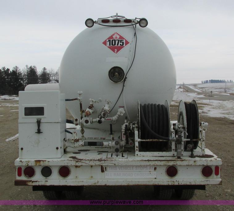 image for item I4067 1986 International 1754 propane delivery truck