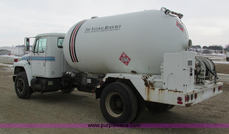 image for item I4067 1986 International 1754 propane delivery truck