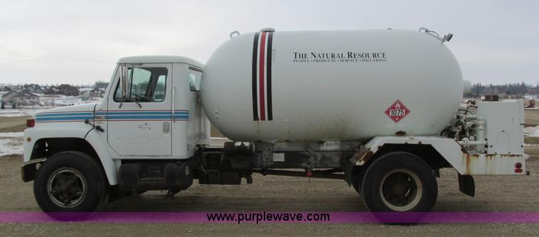 image for item I4067 1986 International 1754 propane delivery truck