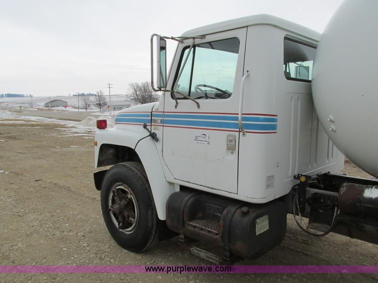 image for item I4067 1986 International 1754 propane delivery truck
