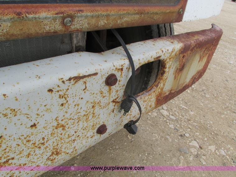 image for item I4067 1986 International 1754 propane delivery truck