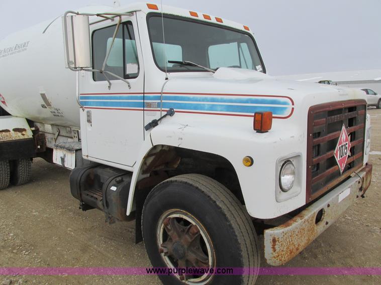 image for item I4067 1986 International 1754 propane delivery truck