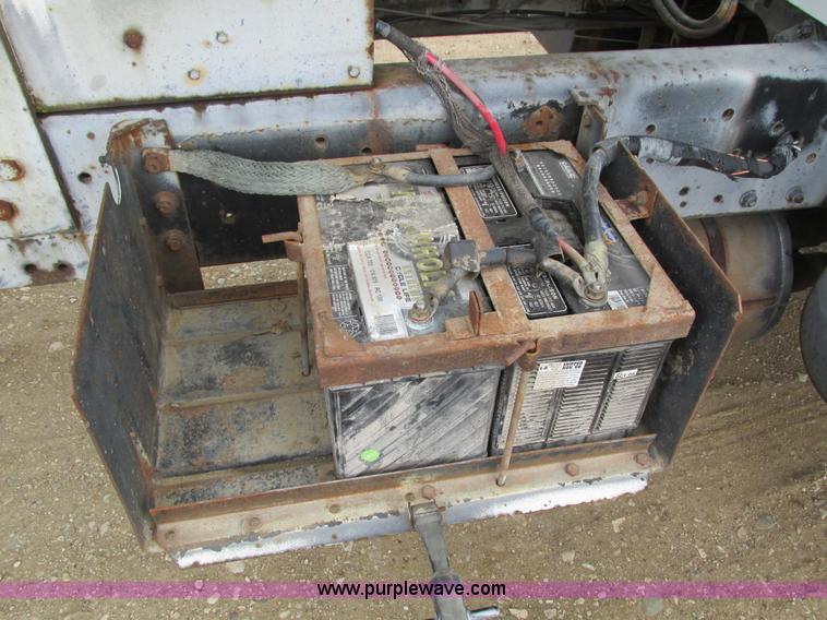 image for item I4067 1986 International 1754 propane delivery truck