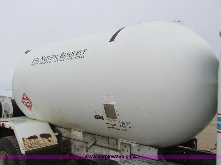 image for item I4067 1986 International 1754 propane delivery truck