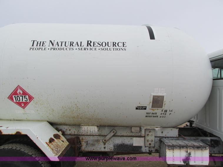 image for item I4067 1986 International 1754 propane delivery truck