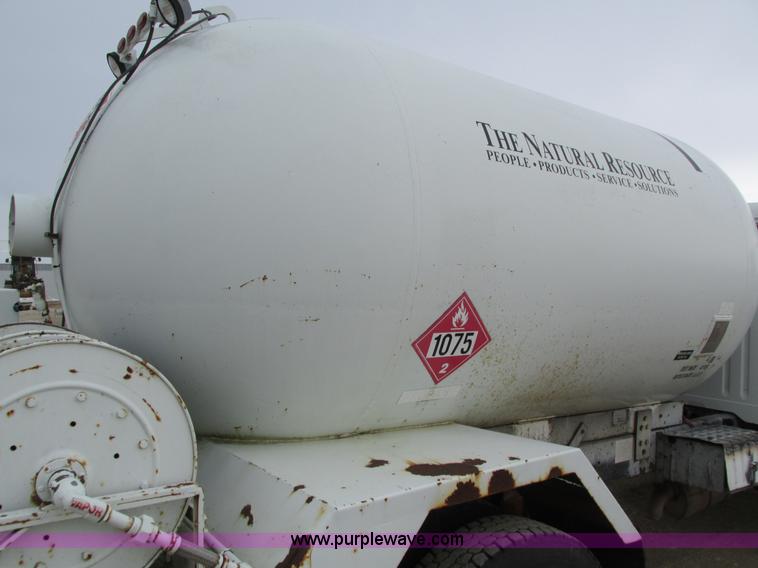image for item I4067 1986 International 1754 propane delivery truck