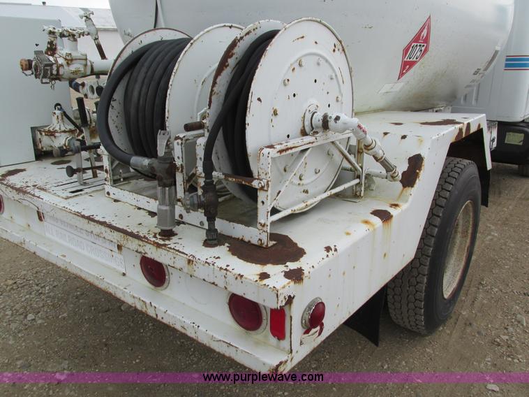 image for item I4067 1986 International 1754 propane delivery truck