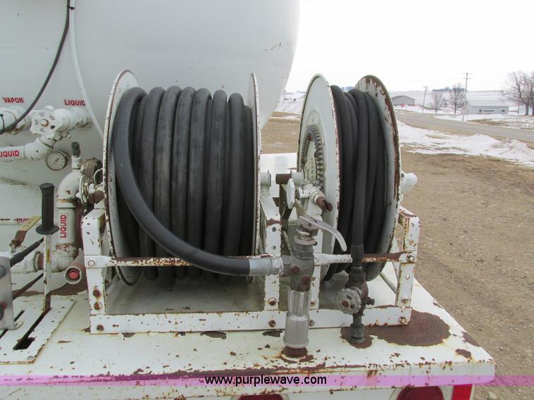 image for item I4067 1986 International 1754 propane delivery truck