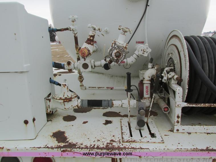 image for item I4067 1986 International 1754 propane delivery truck