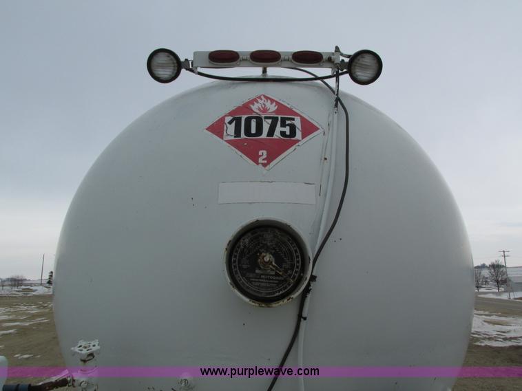 image for item I4067 1986 International 1754 propane delivery truck
