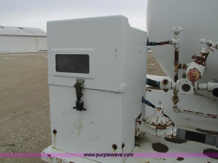 image for item I4067 1986 International 1754 propane delivery truck