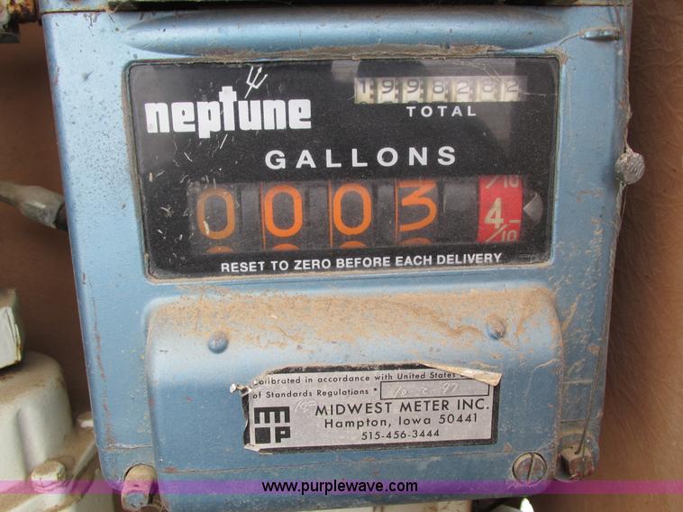 image for item I4067 1986 International 1754 propane delivery truck