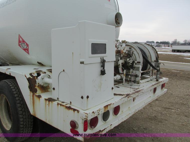 image for item I4067 1986 International 1754 propane delivery truck