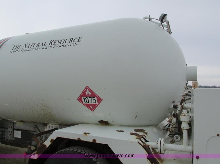 image for item I4067 1986 International 1754 propane delivery truck