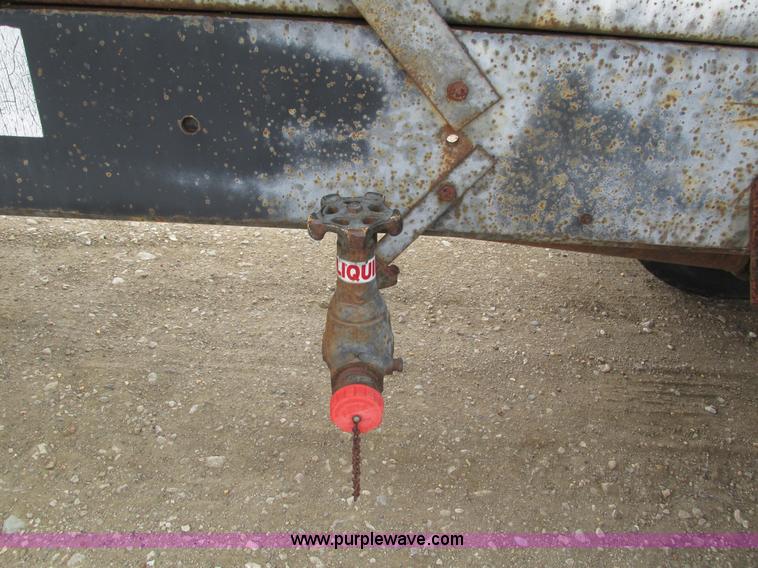 image for item I4067 1986 International 1754 propane delivery truck