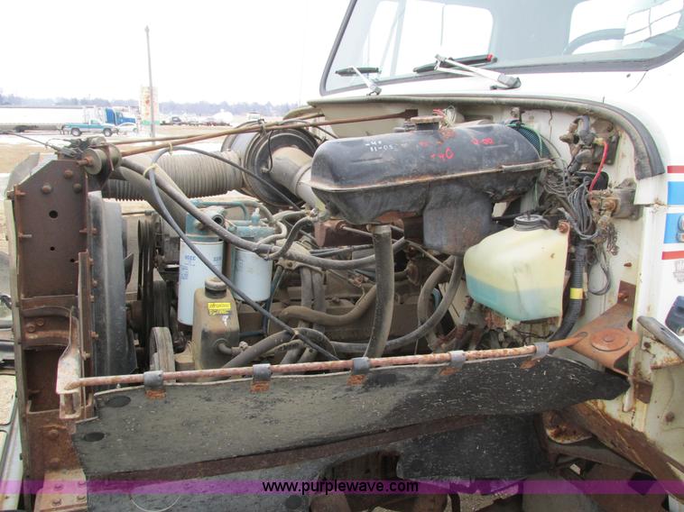 image for item I4067 1986 International 1754 propane delivery truck