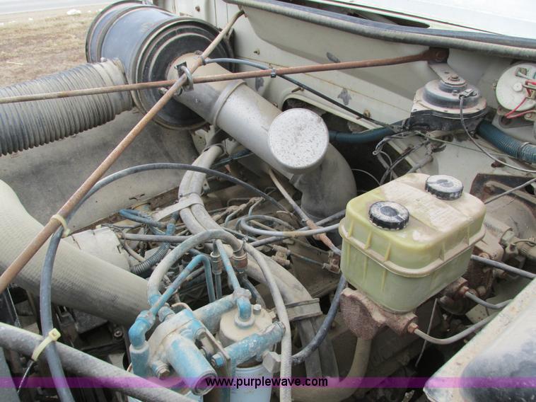 image for item I4067 1986 International 1754 propane delivery truck