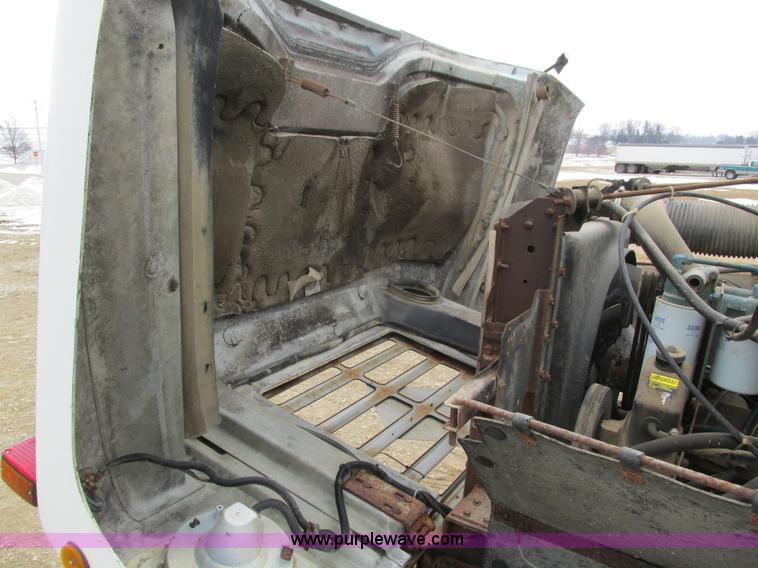 image for item I4067 1986 International 1754 propane delivery truck