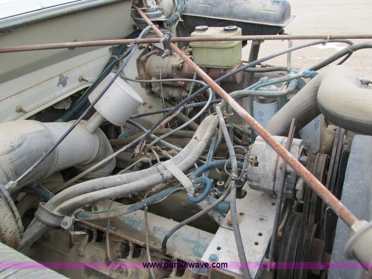 image for item I4067 1986 International 1754 propane delivery truck