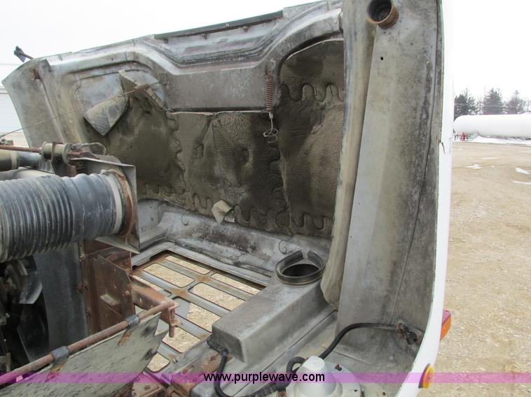 image for item I4067 1986 International 1754 propane delivery truck