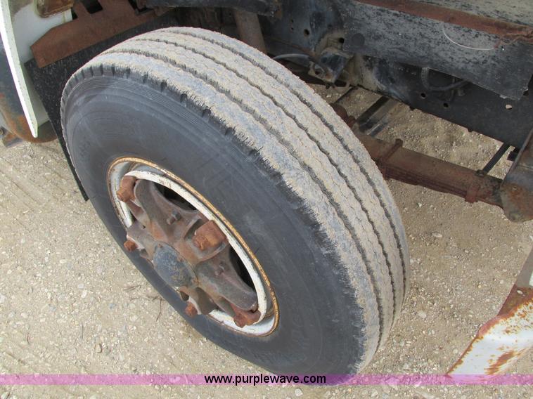 image for item I4067 1986 International 1754 propane delivery truck