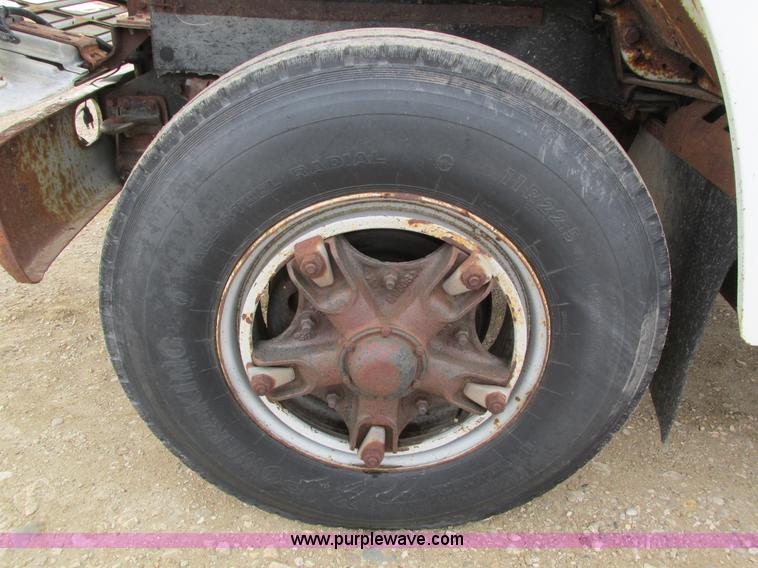 image for item I4067 1986 International 1754 propane delivery truck