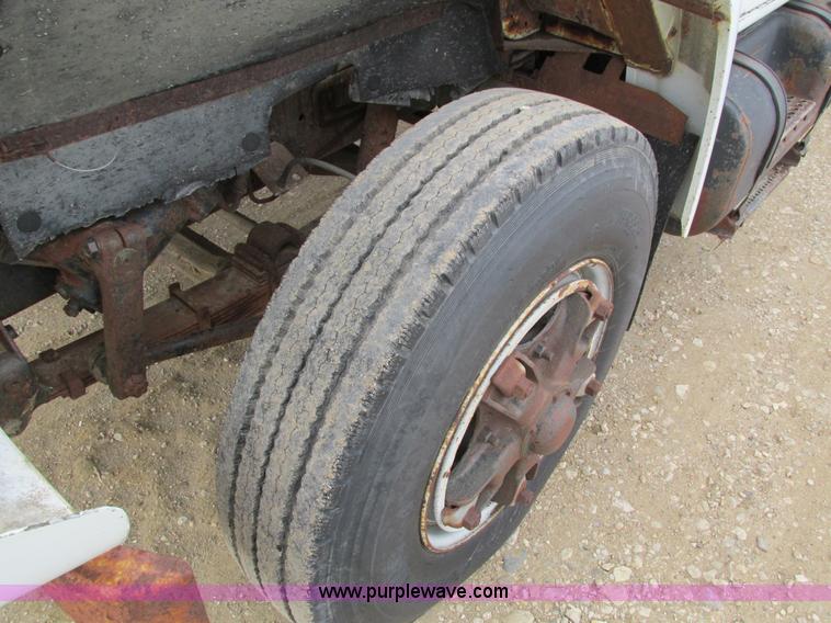 image for item I4067 1986 International 1754 propane delivery truck