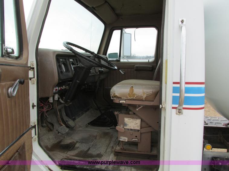image for item I4067 1986 International 1754 propane delivery truck