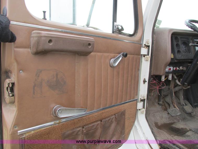 image for item I4067 1986 International 1754 propane delivery truck