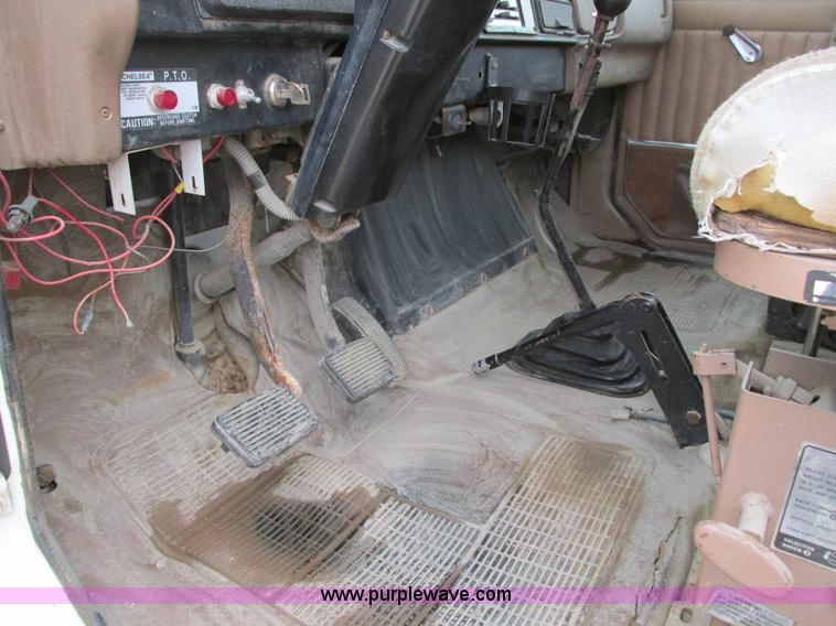 image for item I4067 1986 International 1754 propane delivery truck