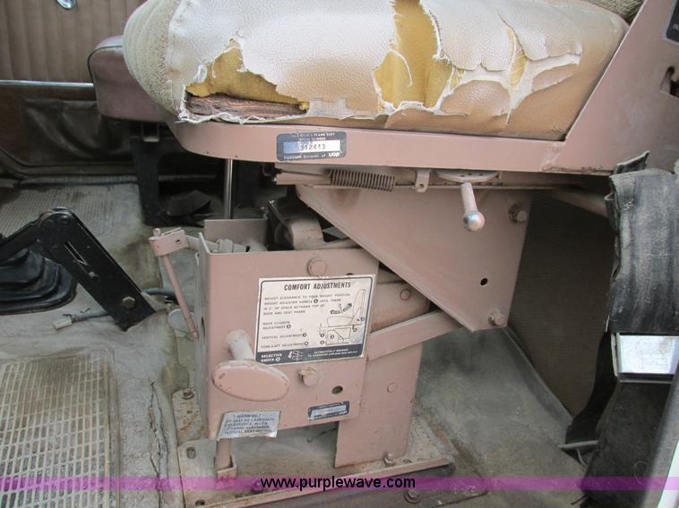 image for item I4067 1986 International 1754 propane delivery truck