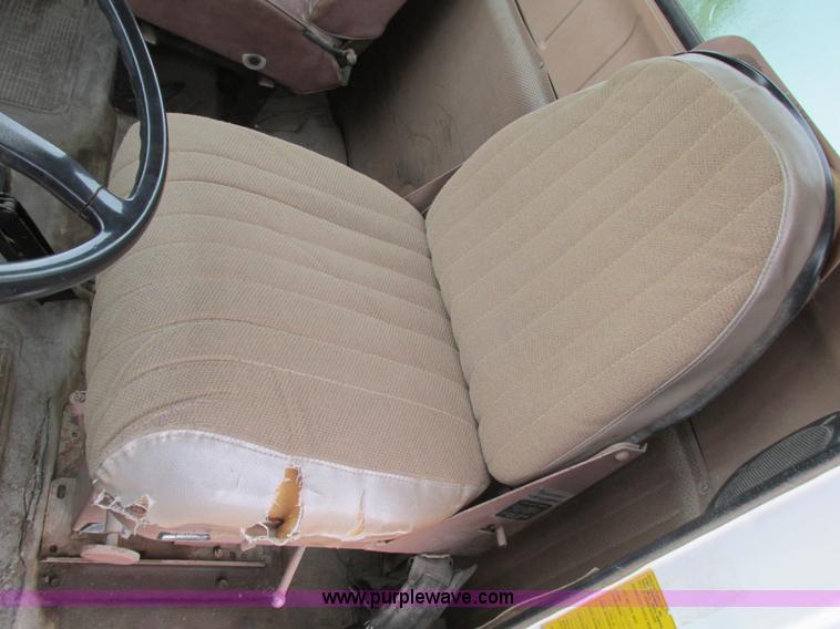 image for item I4067 1986 International 1754 propane delivery truck