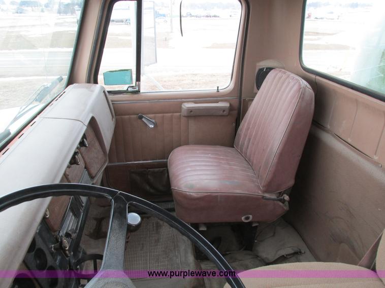 image for item I4067 1986 International 1754 propane delivery truck