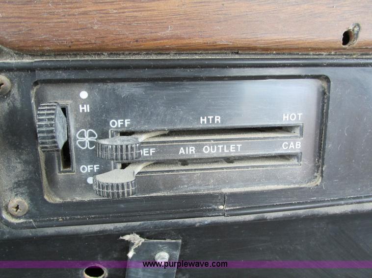 image for item I4067 1986 International 1754 propane delivery truck