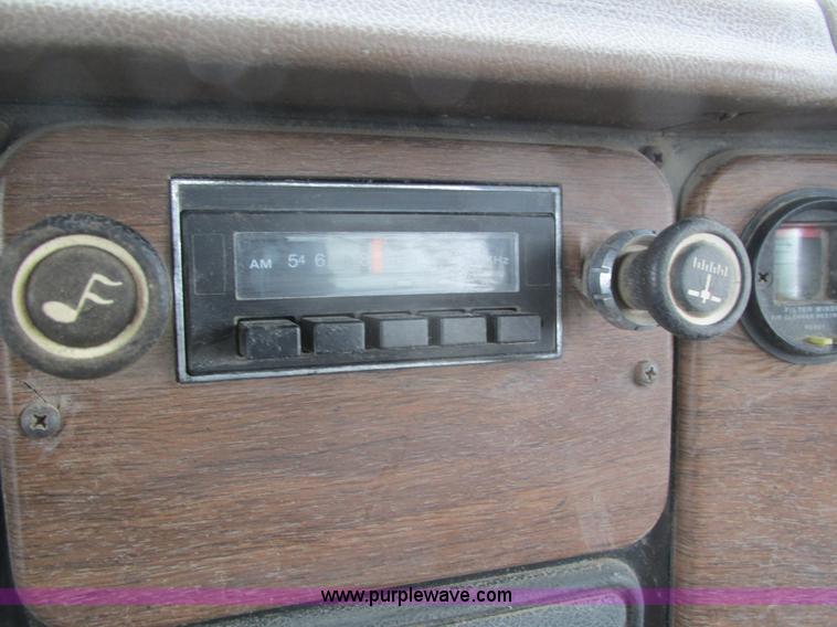 image for item I4067 1986 International 1754 propane delivery truck