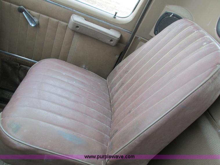 image for item I4067 1986 International 1754 propane delivery truck