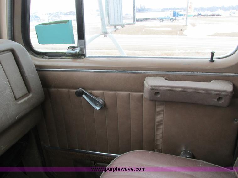 image for item I4067 1986 International 1754 propane delivery truck